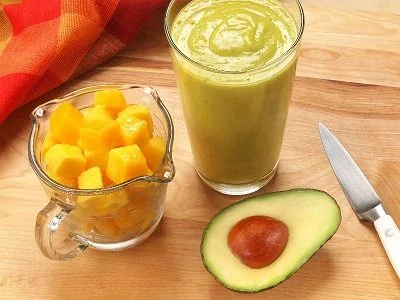 Ten iz snova sa smoothiejem od manga i avokada