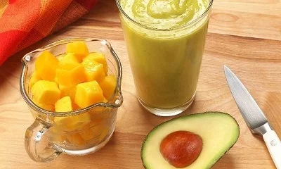 Ten iz snova sa smoothiejem od manga i avokada