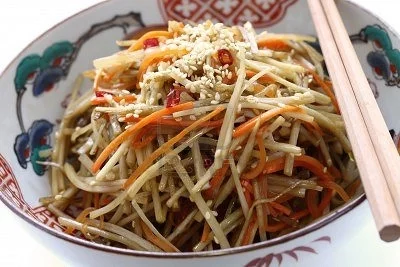 Kinpira recept u japanskom stilu na bijelom tanjuru.
