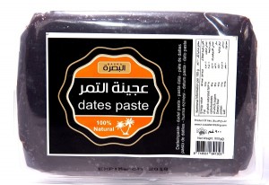Basra tamna pasta od datulja u plastičnoj, prozirnoj ambalaži od 900 grama.