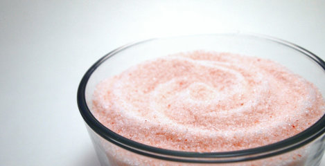 Roza himalajska sol u staklenoj zdjeli na bijeloj pozadini