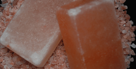Smeđi sapun od himalajske soli u obliku pločice.