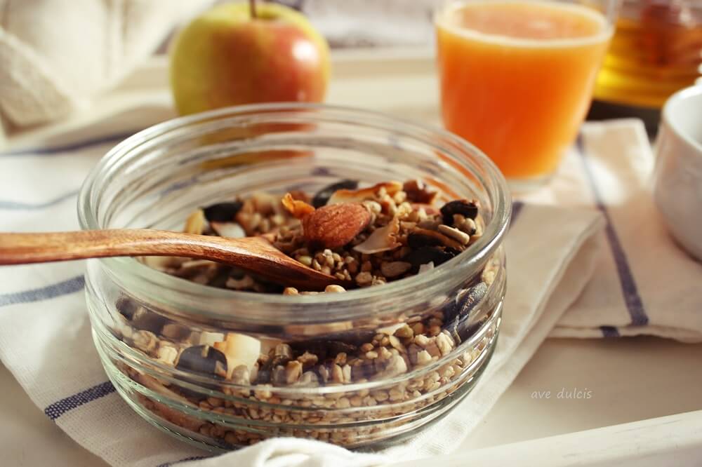 Domaća granola bez glutena od sjemenki i orašastih plodova.