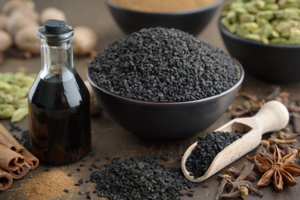 Sjemenke i ulje crnog kima u bočici