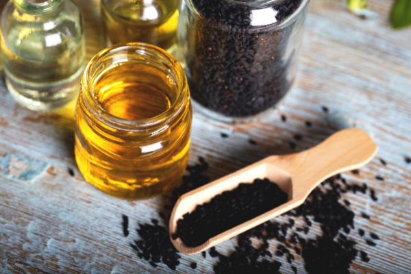 Sjemenke i ulje crnog kima na stolu
