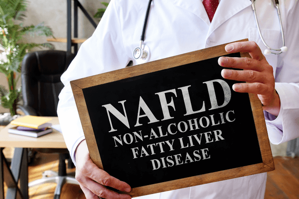 liječnik drži tablu na kojoj piše NAFLD 