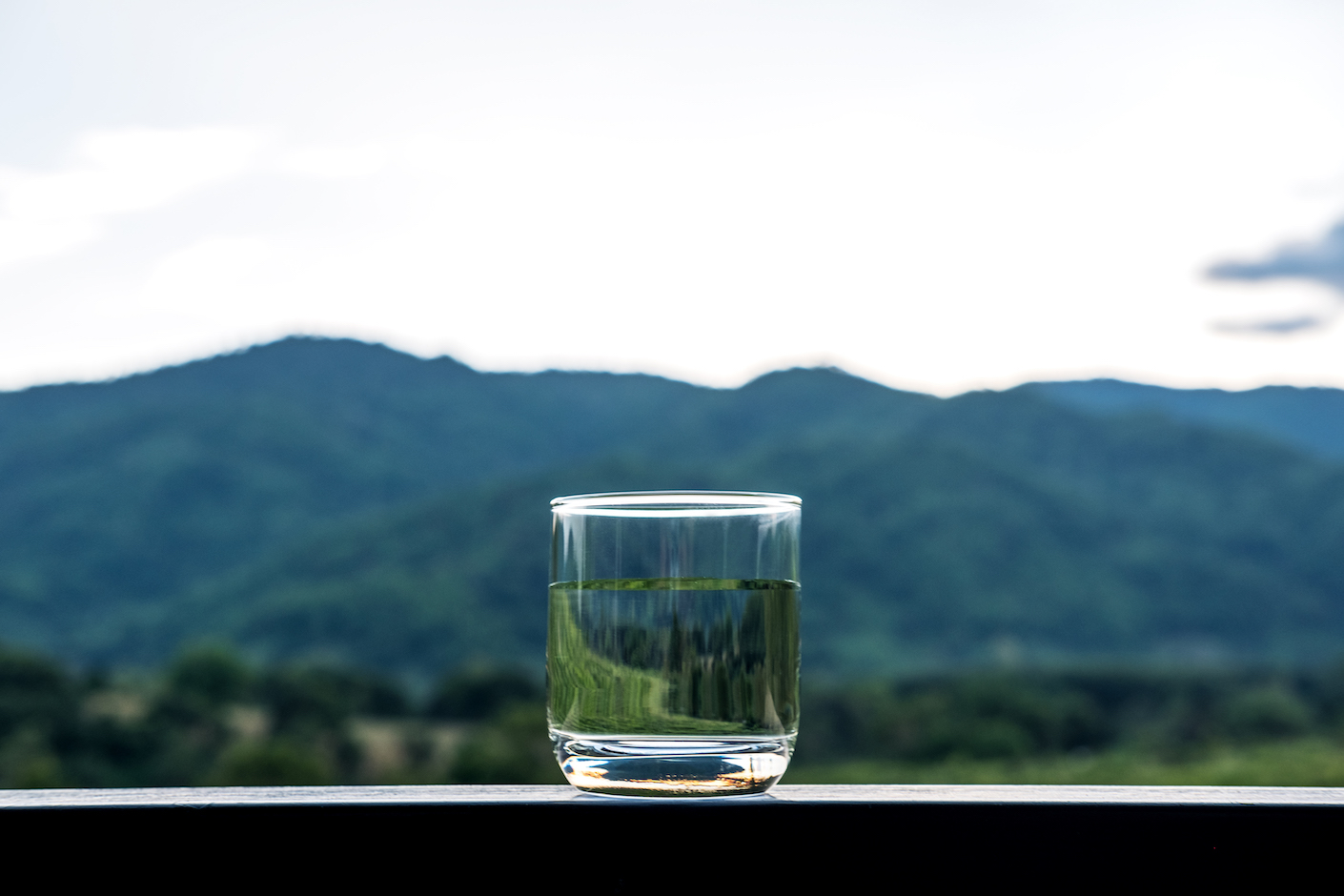 čista izvorska voda u čaši