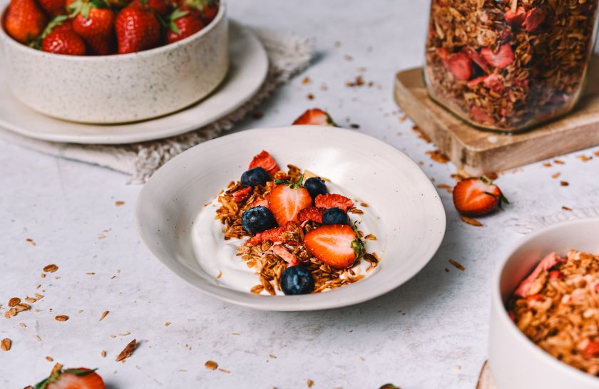 Granola s kokosom i jagodama