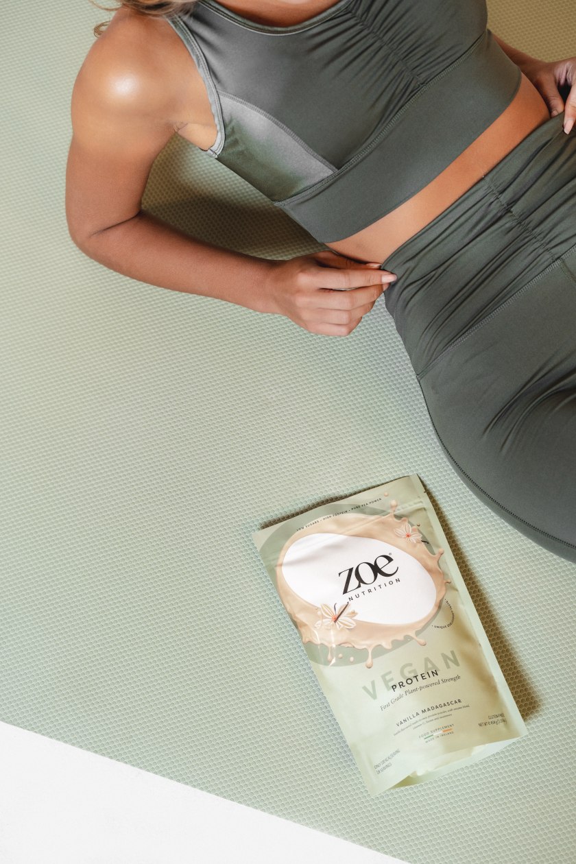 zoe Nutrition veganski protein vanilija na prostirci za vježbanje