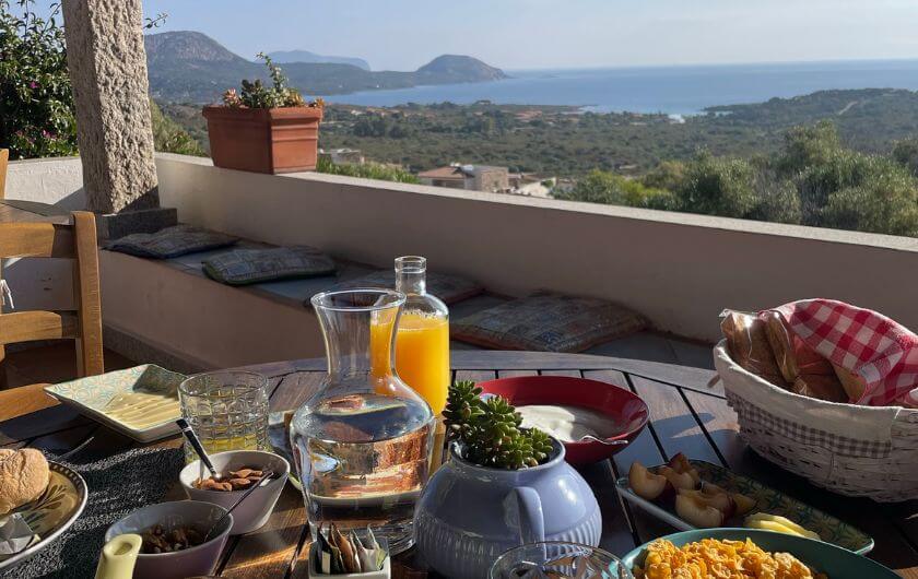 Poslužen doručak u stilu mediteranske kuhinje uz more