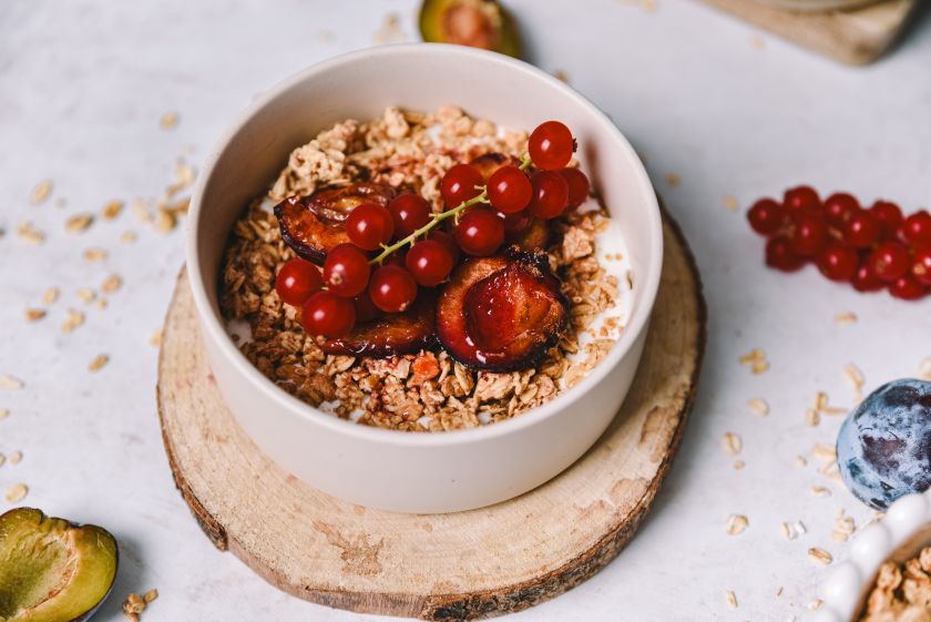 Muesli s pečenim šljivama
