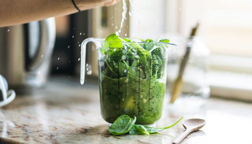 Uz povrće i voće u smoohie je dobro dodati i proeine te zdrave masti. 