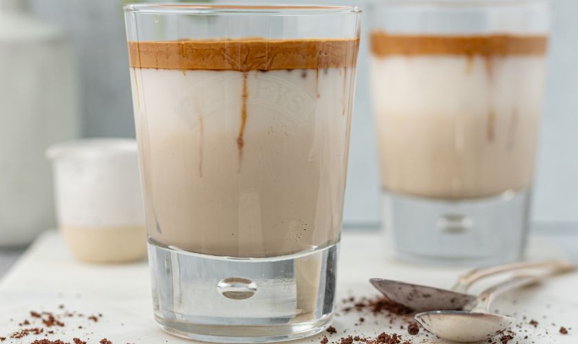 Ledena hojicha latte s kokosom i vanilijom