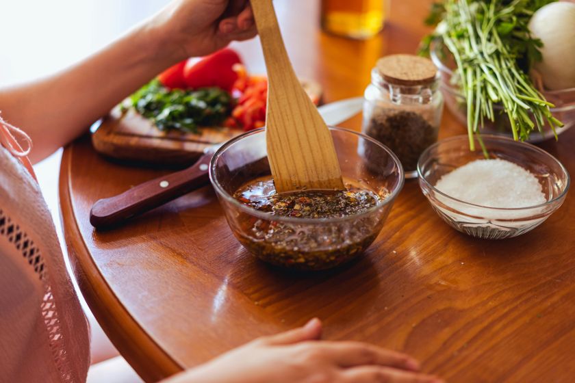 Tofu i povrće puno brže upijaju marinade od mesa.