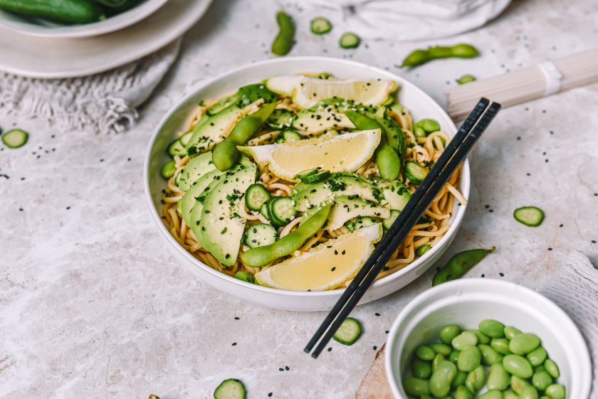 Recept za Udon rezance s avokadom i crnim sezamom.