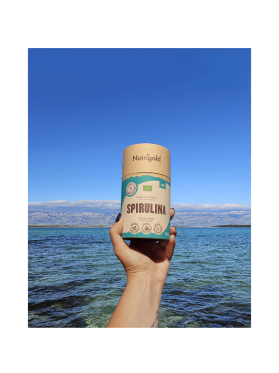 Nutrigold spirulina prah u zelenoj, kartonskoj ambalaži od 250g.