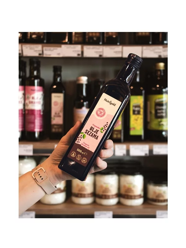 Nutrigold sezamovo ulje u tamnoj staklenoj ambalaži od 500ml.