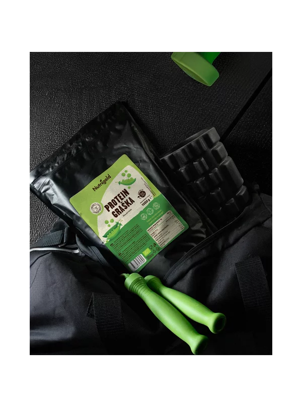 Organski Nutrigold protein graška u crnoj plastičnoj ambalaži od 1000 grama.