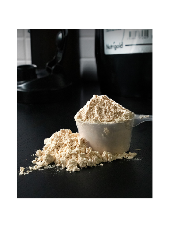Organski Nutrigold protein graška u crnoj plastičnoj ambalaži od 1000 grama.