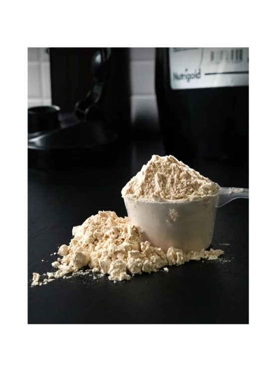 Organski Nutrigold protein graška u crnoj plastičnoj ambalaži od 1000 grama.