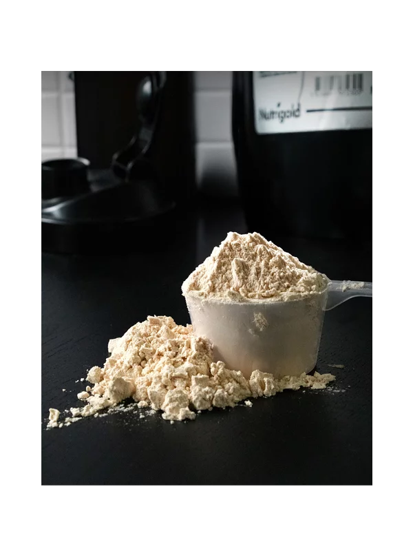 Organski Nutrigold protein graška u crnoj plastičnoj ambalaži od 1000 grama.