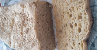 Jednostavni bezglutenski kruh s tri vrste brašna