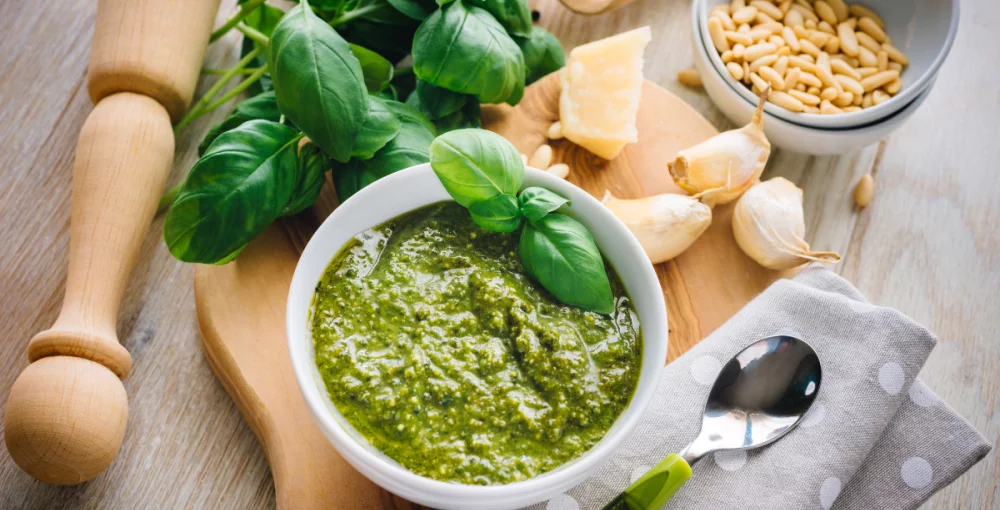 Zeleni pesto od sjemenki u zdjeli.