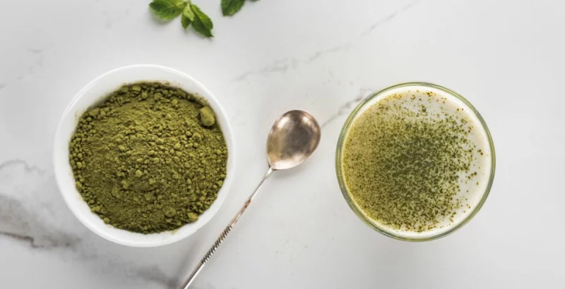 Zeleni proteinski prah konoplje u tanjuru.