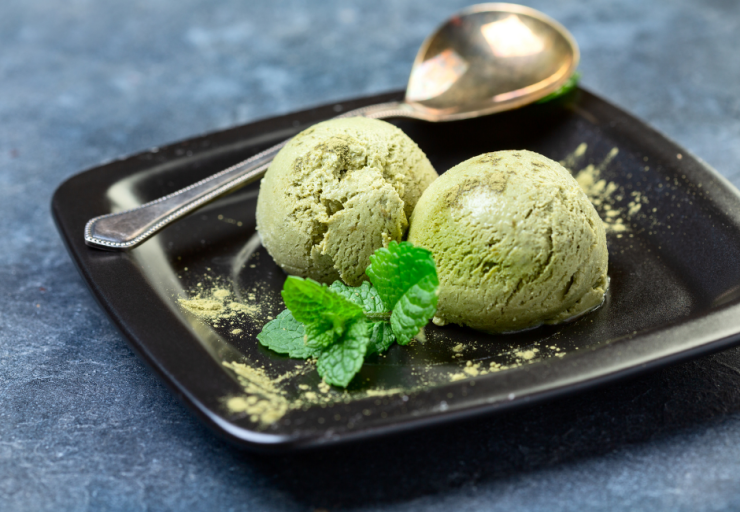 Zelene matcha kuglice sladoleda u bijelim zdjelicama.