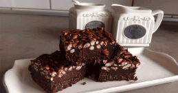 Crunchy čokoladni brownie za slađi dan