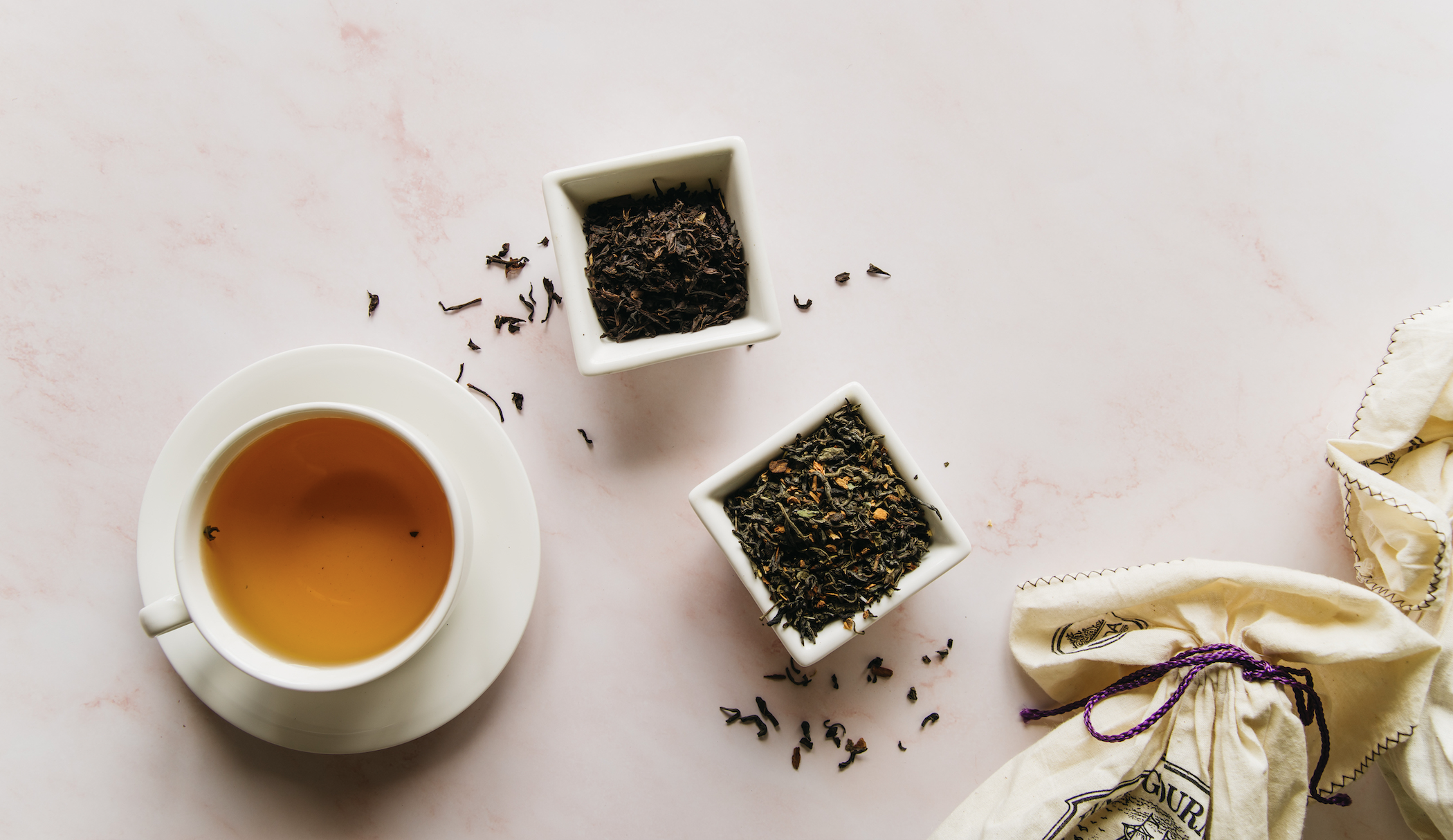 Think tea. Чаинки фон. Чаинки сложились. Чай чаинки плавают текстура. Две сухие чаинки