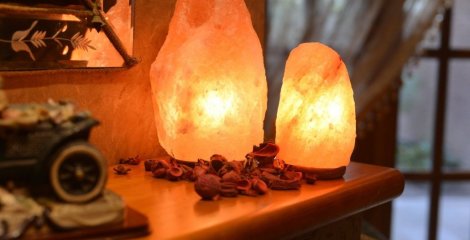 Lampa od himalajske soli koja svijetli u mraku.