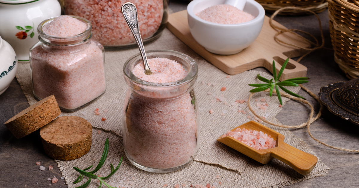 Roza himalajska sol u staklenoj zdjeli na bijeloj pozadini