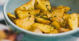 Curry krumpir sa sjemenkama sezama - sjajan aromatičan prilog