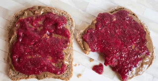 Najjednostavniji džem od jagoda i chia sjemenki Najjednostavniji džem od jagoda i chia sjemenki