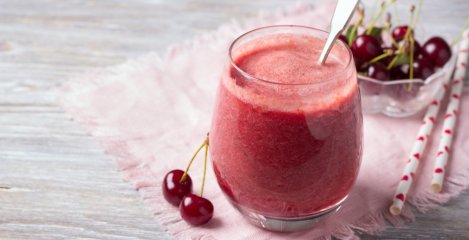 Rozi proteinski smoothie u čaši.