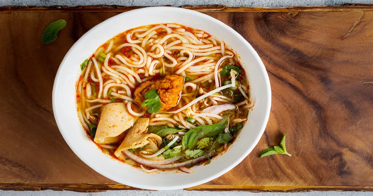 Miso pomiješan u tanjuru s tjesteninom.