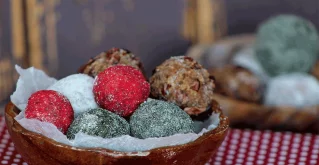 Energetske kuglice od spiruline, kokosa i limuna gotove u trenu