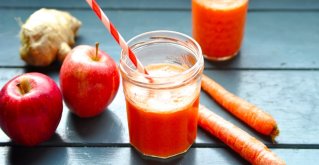 Narančasti sok od mrkve i jabuke u čaši