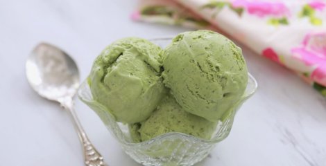 Tri zelene kuglice matcha sladoleda u staklenoj zdjelici na stolu
