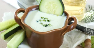 Jogurt u smeđoj posudi.