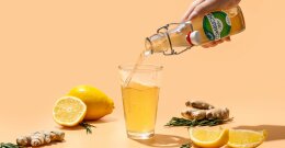 Kombucha napitak u staklenci na drvenom stolu.