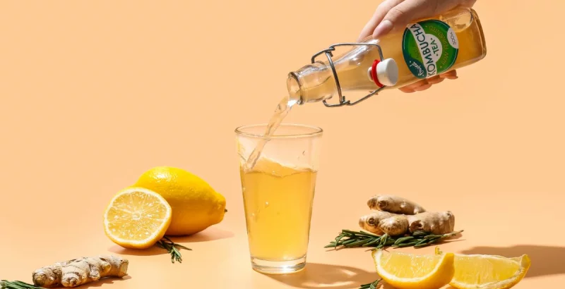 Kombucha napitak u staklenci na drvenom stolu.