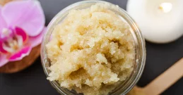 Domaći piling za usne s kokosovim uljem od 5 sastojaka