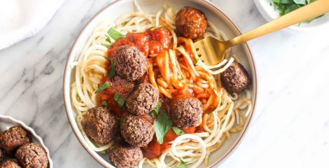 Meatballs sa špagetama u bijelom tanjuru na bijeloj pozadini.