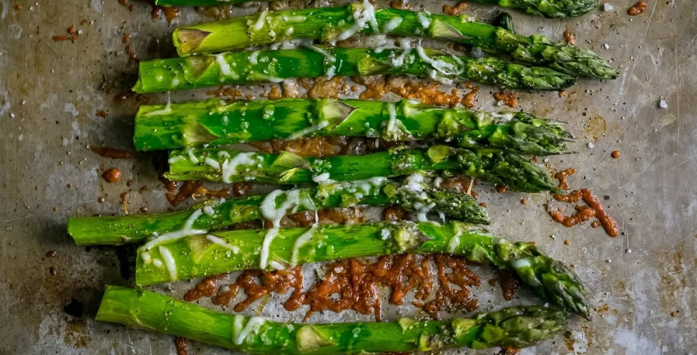 Šparoge Zelene šparoge prelivene umacima na podlozi.