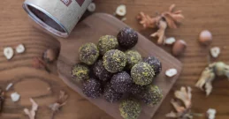Crne ferrero kuglice na smeđoj podlozi.