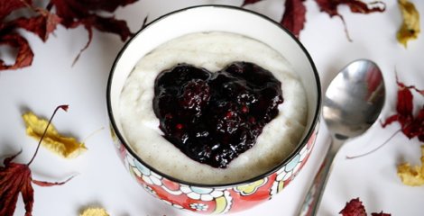 Bijeli griz u zdjelici.