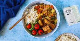 Hrskavi tofu s ljetnim povrćem pobjeđuje visoke temperature