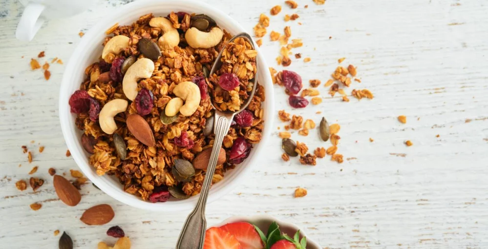 Bogata granola u smeđoj zdeli.